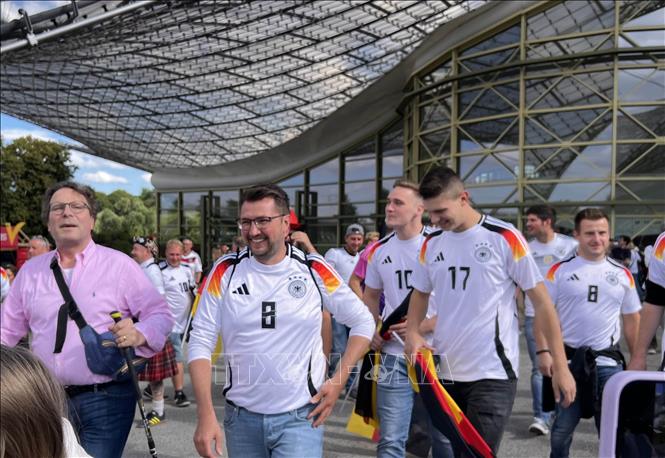 Áo đấu sân nhà đội tuyển Đức màu trắng chính thức của Adidas trong Euro 2024. Ảnh: Phương Hoa - PV TTXVN tại Đức