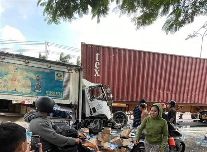 Hiện trường vụ tai nạn giao thông liên hoàn tại huyện Bàu Bàng, tỉnh Bình Dương. Ảnh: TTXVN phát
