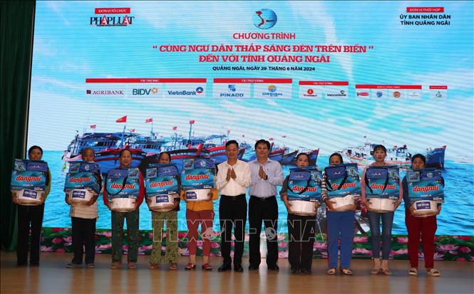 Trao quà cho ngư dân. Ảnh: Đinh Hương - TTXVN