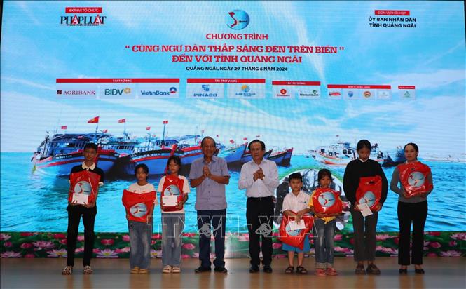 Trao quà cho học sinh. Ảnh: Đinh Hương - TTXVN