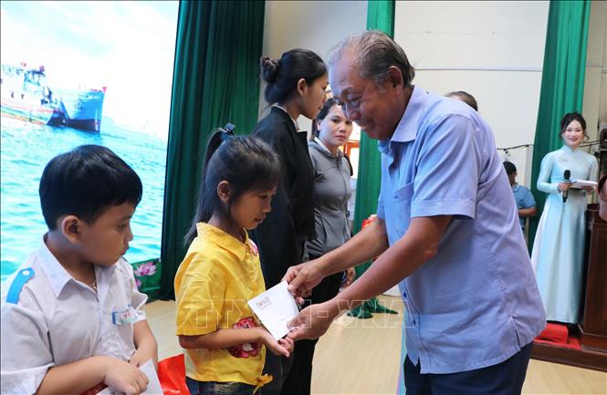 Ông Trương Hòa Bình, nguyên Ủy viên Bộ Chính trị, nguyên Phó Thủ tướng Thường trực Chính phủ, Chủ tịch danh dự của Chương trình trao quà cho học sinh. Ảnh: Đinh Hương - TTXVN