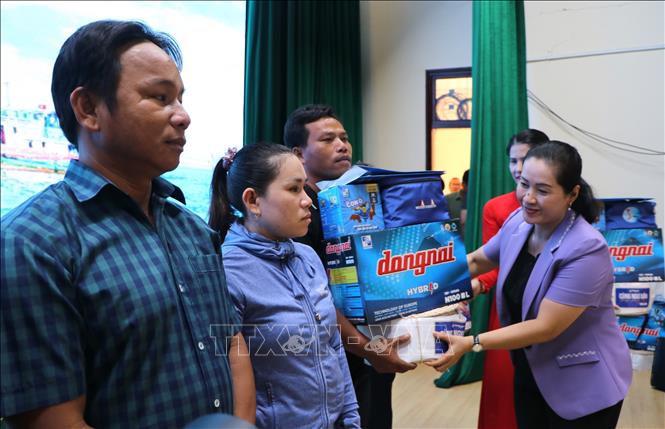 Phó Bí thư Tỉnh ủy Quảng Ngãi Đinh Thị Hồng Minh trao quà cho ngư dân. Ảnh: Đinh Hương - TTXVN