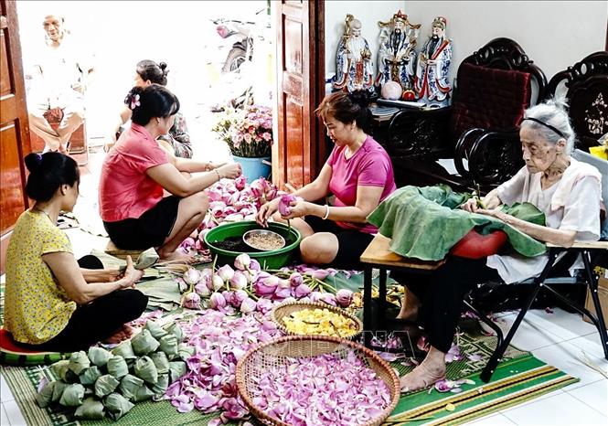 Nghề ướp trà sen truyền thống được gia đình cụ Dần thực hiện thủ công và truyền từ đời này sang đời khác. Ảnh: Khánh Hòa - TTXVN 