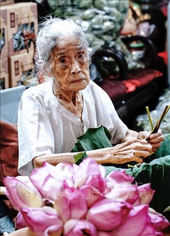 Cụ Nguyễn Thị Dần, nghệ nhân trăm tuổi ướp trà sen ở Quảng Bá, Tây Hồ, Hà Nội. Ảnh: Khánh Hòa - TTXVN 