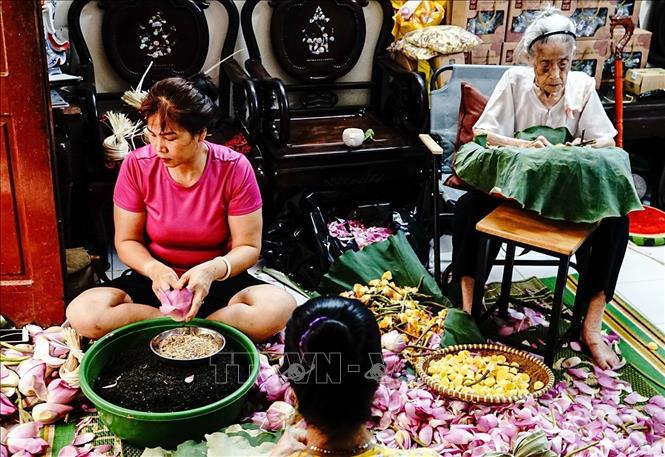 Nghề ướp trà sen truyền thống được gia đình cụ Dần thực hiện thủ công và truyền từ đời này sang đời khác. Ảnh: Khánh Hòa - TTXVN 
