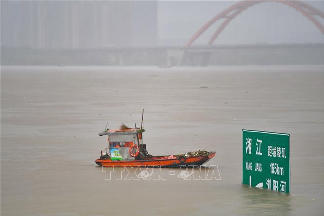 Nước sông dâng cao do mưa lớn ở Trường Sa, thủ phủ tỉnh Hồ Nam, Trung Quốc, ngày 26/6/2024. Ảnh: THX/TTXVN