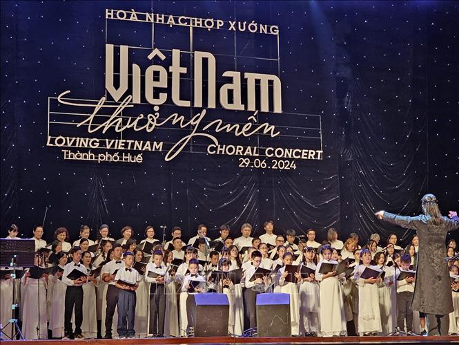 Hợp xướng Gió Xanh đem những giai điệu âm nhạc đậm chất Việt đến với người dân Cố đô Huế. Ảnh: Mai Trang - TTXVN 