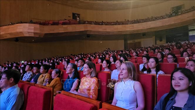 Đông đảo người dân, du khách tham gia đêm hoà nhạc hợp xướng. Ảnh: Mai Trang - TTXVN 
