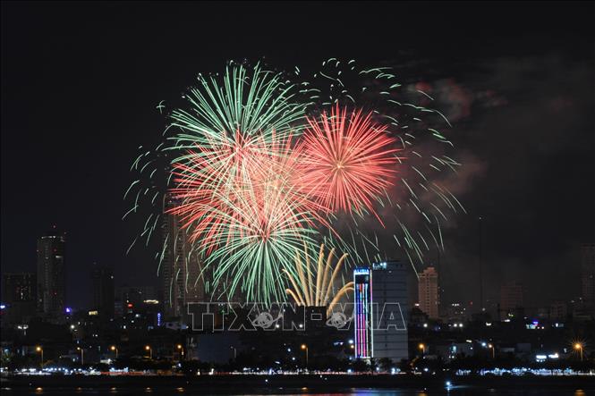 The firework performance of the Chinese team. VNA Photo: Văn Dũng 