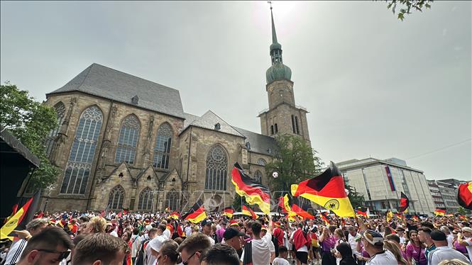 Khu quảng trường trung tâm Dortmund trở thành nơi các cổ động viên Đức tập trung với số lượng lớn để nhảy múa và ca hát. Ảnh: Anh Ngọc - PV TTXVN từ Dortmund (Đức)