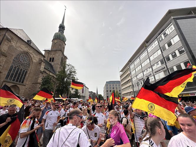 Khu quảng trường trung tâm Dortmund trở thành nơi các cổ động viên Đức tập trung với số lượng lớn để nhảy múa và ca hát. Ảnh: Anh Ngọc - PV TTXVN từ Dortmund (Đức)