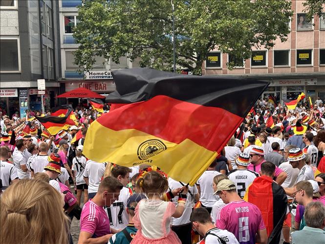 Khu quảng trường trung tâm Dortmund trở thành nơi các cổ động viên Đức tập trung với số lượng lớn để nhảy múa và ca hát. Ảnh: Anh Ngọc - PV TTXVN từ Dortmund (Đức)