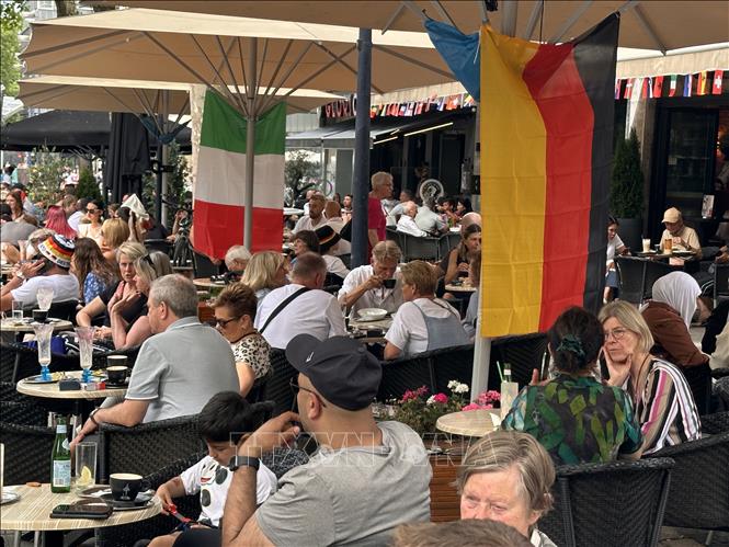 Một quán ăn ở Dortmund treo cờ Italy và Đức, hai đội đá hai trận đầu tiên của vòng 1/8. Ảnh: Anh Ngọc - PV TTXVN từ Dortmund (Đức)