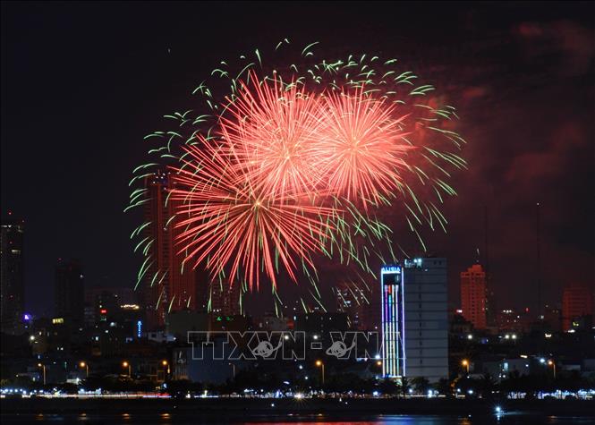 The firework performance of the Chinese team. VNA Photo: Văn Dũng 