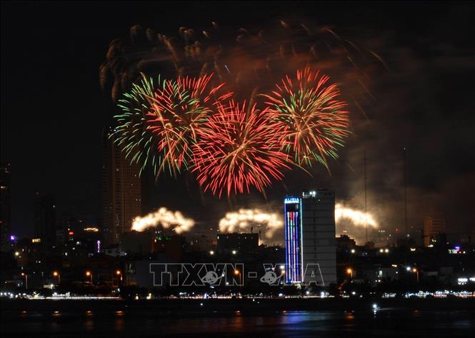 The firework performance of the Chinese team. VNA Photo: Văn Dũng 