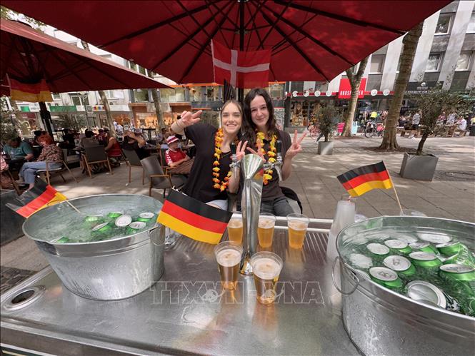 Một lượng bia rất lớn luôn được tiêu thụ trước, trong và sau các trận đấu của đội tuyển Đức mùa EURO này. Một thống kê cho thấy, lượng bia tiêu thụ đã tăng 26% so với trước khi giải diễn ra. Ảnh: Anh Ngọc - PV TTXVN từ Dortmund (Đức)
