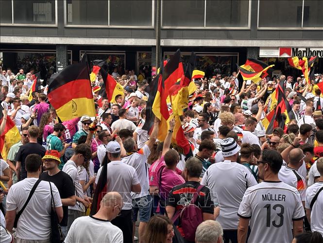 Hàng vạn cổ động viên Đức đã đổ về trung tâm Dortmund để tham gia nhảy múa và ca hát trong một sự kiện do Hiệp hội hâm mộ đội tuyển Đức tổ chức trước trận gặp Đan Mạch. Ảnh: Anh Ngọc - PV TTXVN từ Dortmund (Đức)