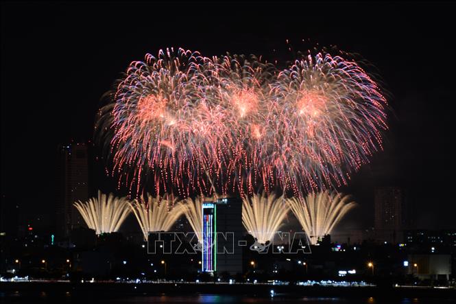 The firework performance of the Finnish team. VNA Photo: Văn Dũng 