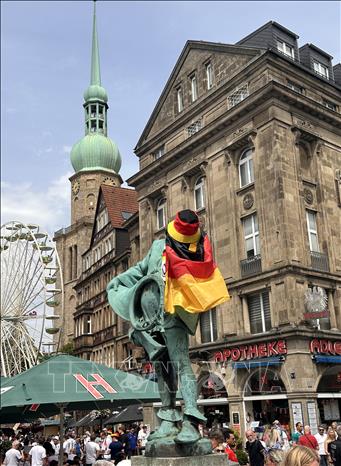 Một bức tượng ở trung tâm Dortmund đã được các cổ động viên khoác lên lá cờ Đức trước trận Đức - Đan Mạch ở vòng 1/8 EURO 2024. Ảnh: Anh Ngọc - PV TTXVN từ Dortmund (Đức)