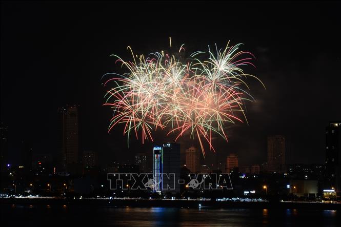 The firework performance of the Finnish team. VNA Photo: Văn Dũng 