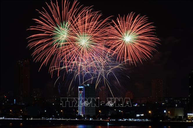 The firework performance of the Finnish team. VNA Photo: Văn Dũng 