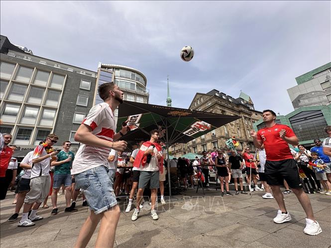 Các cổ động viên Đức và Đan Mạch giao lưu bóng đá trước trận đấu ở trung tâm Dortmund. Ảnh: Anh Ngọc - PV TTXVN từ Dortmund (Đức)