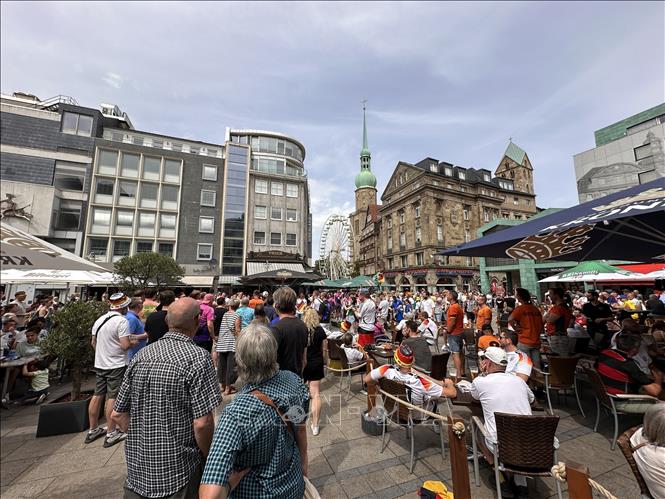 Khu quảng trường trung tâm Dortmund trở thành nơi các cổ động viên Đức tập trung với số lượng lớn để ăn uống trước khi ra sân. Ảnh: Anh Ngọc - PV TTXVN từ Dortmund (Đức)