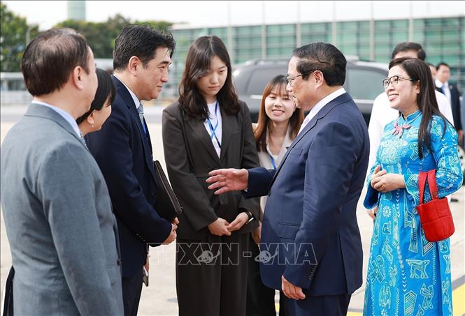 A see-off ceremony held for Prime Minister Pham Minh Chinh and his spouse at Noi Bai International Airport. VNA Photo: Dương Giang