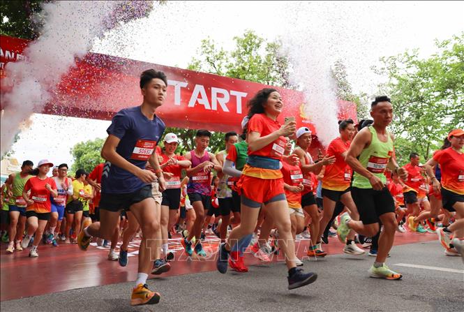Runners start the race. VNA Photo: Thanh Tùng