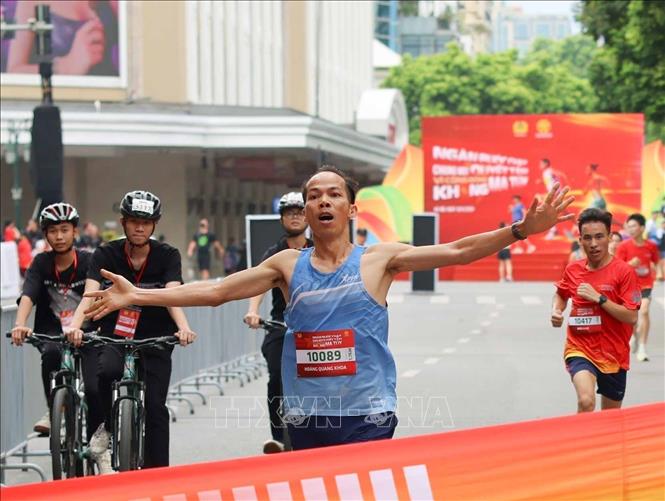 A runner rejoices as he reaches the finish line. VNA Photo: Thanh Tùng