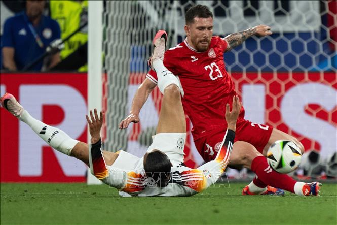 Pierre-Emile Hojbjerg (phải) của Đan Mạch tranh bóng với Leroy Sane của Đức. Ảnh: THX/TTXVN