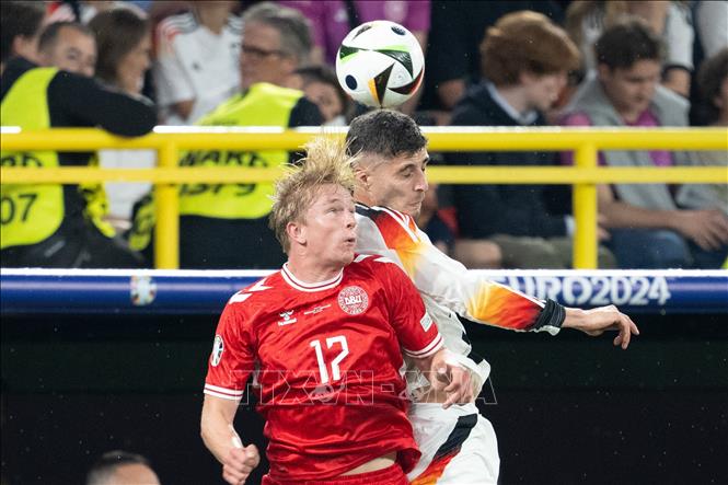 Pha không chiến giữa Victor Kristiansen (số 17) của Đan Mạch và Kai Havertz của Đức. Ảnh: THX/TTXVN