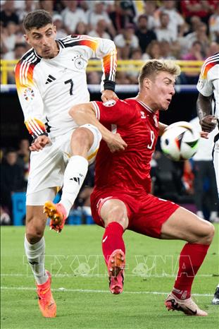 Pha tranh bóng quyết liệt giữa Kai Havertz (trái) của Đức và Rasmus Hojlund của Đan Mạch. Ảnh: THX/TTXVN