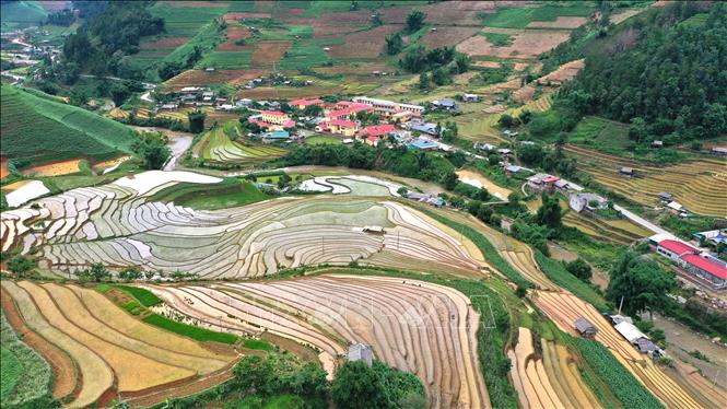 Ngắm nhìn từ trên cao là vẻ đẹp thanh bình, trong trẻo ở vùng đất Mù Cang Chải. Ảnh: Tuấn Anh - TTXVN


