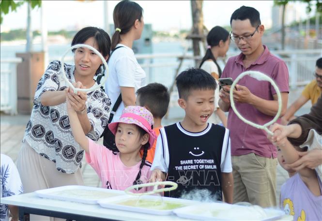 Trẻ em được tham gia thí nghiệm khoa học tại chương trình. Ảnh: Văn Dũng-TTXVN