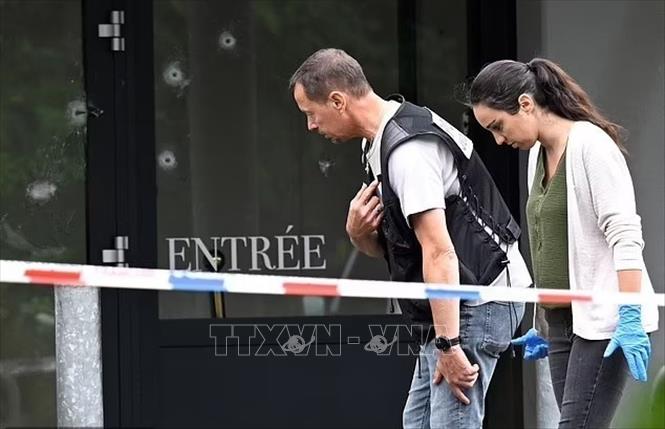 Cảnh sát điều tra tại hiện trường vụ nổ súng ở thành phố Thionvill, Pháp ngày 30/6/2024. Ảnh: Getty Images/TTXVN