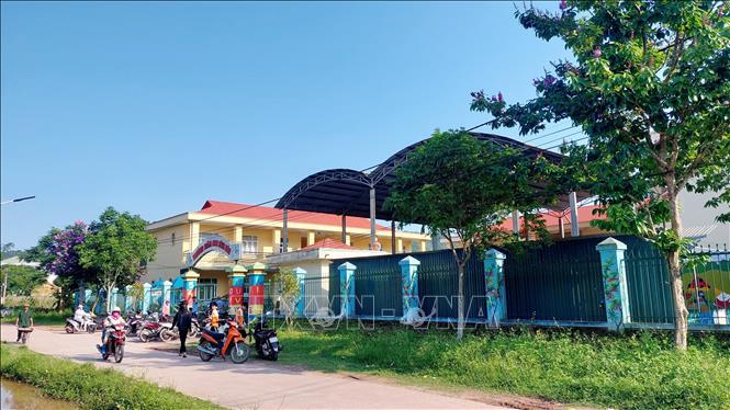 Hệ thống trường học, đường, điện, trạm y tế được quan tâm đầu tư, giúp đồng bào dân tộc được thụ hưởng đầy đủ các dịch vụ. Ảnh: Thanh Vân-TTXVN 