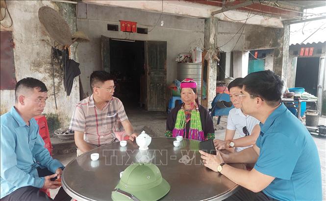 Bà Chìu Xi Múi (sinh năm 1960, dân tộc Dao Thanh Y) vui mừng khi đời sống được cải thiện hơn trước nhiều. Ảnh: Thanh Vân-TTXVN 
