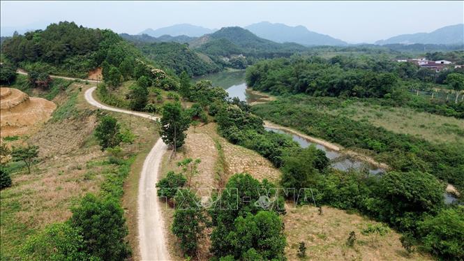 Hệ thống đường liên xã của thành phố Móng Cái được đầu tư, thuận lợi cho việc lưu thông. Ảnh: Thanh Vân-TTXVN 