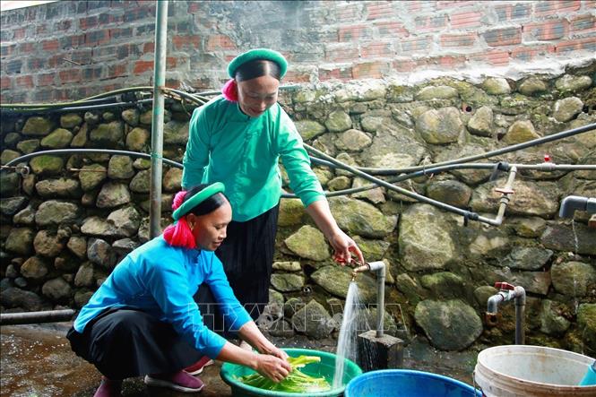 Đồng bào dân tộc thiểu số huyện Tiên Yên được kéo nước sạch về tận nhà. Ảnh: TTXVN phát 