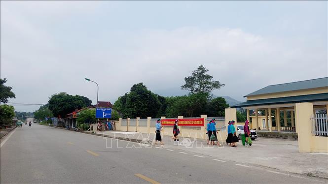 Người dân xã Hải Sơn, thành phố Móng Cái phấn khởi khi được đầu tư đường giao thông, chợ khang trang... Ảnh: Thanh Vân-TTXVN 