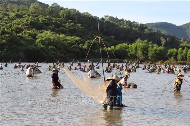 Locals bring their own fishing gear such as nom (bell-shaped trapping basket), vo (traditional fishing net) or vot (sweep-net with handle) to join the festival. VNA Photo: Hoàng Ngà