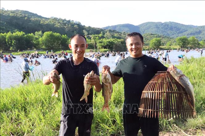 Locals believe that whoever catches big fishes at Dong Hoa fishing festival will get lucky and have a bumper crop next season. VNA Photo: Hoàng Ngà