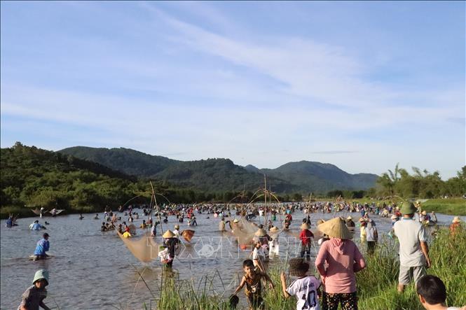 Thousands of people immerse in the water of Vuc marsh to catch fishes during the festival. VNA Photo: Hoàng Ngà
