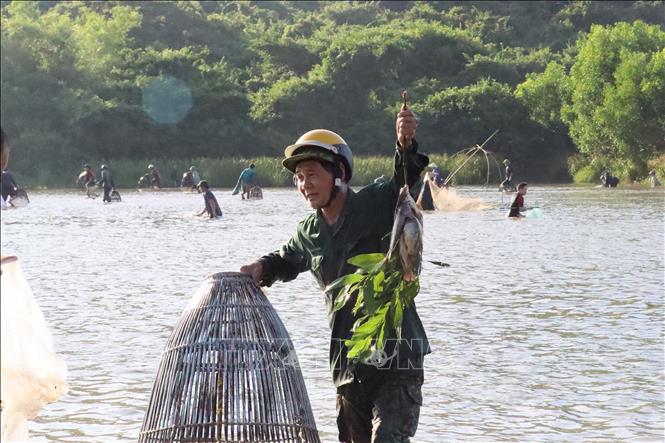 Locals join the Dong Hoa fishing festival in Nghi Xuan district, Ha Tinh province. VNA Photo: Hoàng Ngà