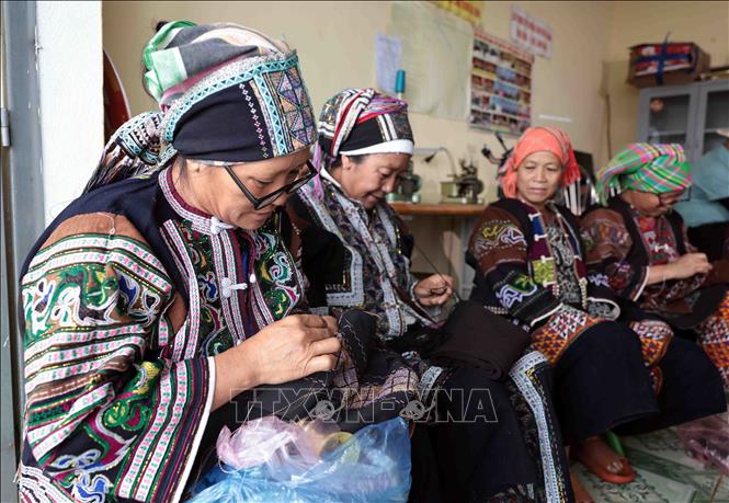 Phụ nữ Lô Lô Đen ở xã Xín Cái, Mèo Vạc thêu vá trang phục. Ảnh: Trần Việt - TTXVN