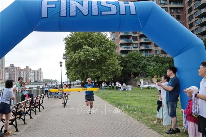 Ambassador of Singapore to the US wins the first place in the men's running race. VNA Photo: Thanh Tuấn