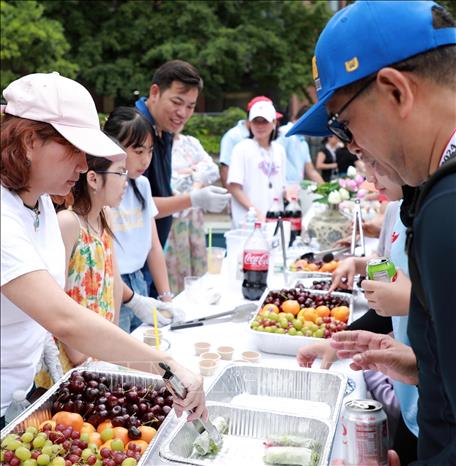 Vietnamese food stall attracts international friends at the event. VNA Photo: Thanh Tuấn