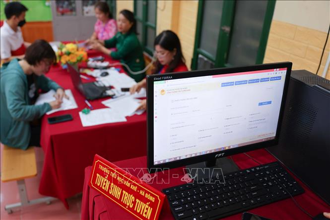 Năm học 2024 - 2025, Hà Nội tiếp tục triển khai song song hai hình thức tuyển sinh trực tuyến và trực tiếp. Trong đó, tuyển sinh trực tuyến thông qua Cổng thông tin tuyển sinh tại địa chỉ: http://tsdaucap.hanoi.gov.vn; tuyển sinh trực tiếp tại các nhà trường. Ảnh: Thanh Tùng - TTXVN 