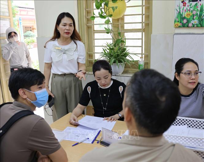 Hiệu trưởng Trường Tiểu học Văn Yên Phương Thị Thìn cho biết, việc tuyển sinh trực tuyến trong vài năm trở lại đây không gặp khó khăn, hầu hết các phụ huynh đều dễ dàng thực hiện. Song, nhà trường vẫn cử nhân viên trực tại trường, chuẩn bị cơ sở vật chất, kiểm tra máy tính, đường truyền mạng để kịp thời hỗ trợ. Ảnh: Thanh Tùng - TTXVN 